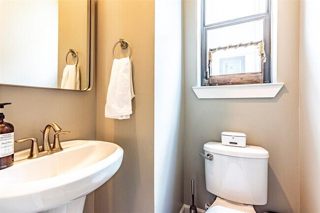 Building Photo - 2510 Chenevert St