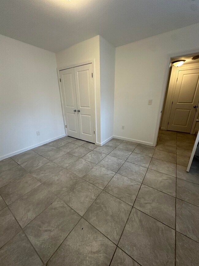 Building Photo - 585 Bramhall Ave