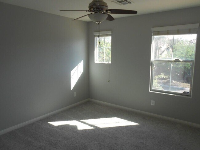 Building Photo - Beautiful Spacious Home in Mountains Edge