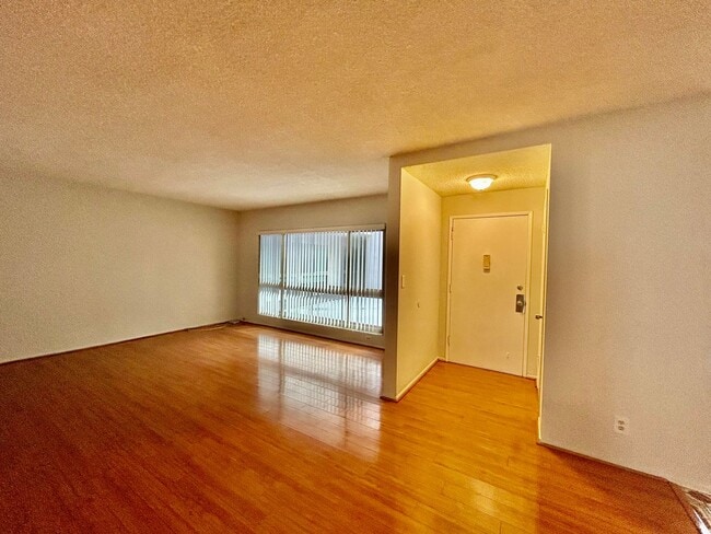 Building Photo - Fox Hills 2 Bd Condo *$500.00 Off First Month's Rent!*