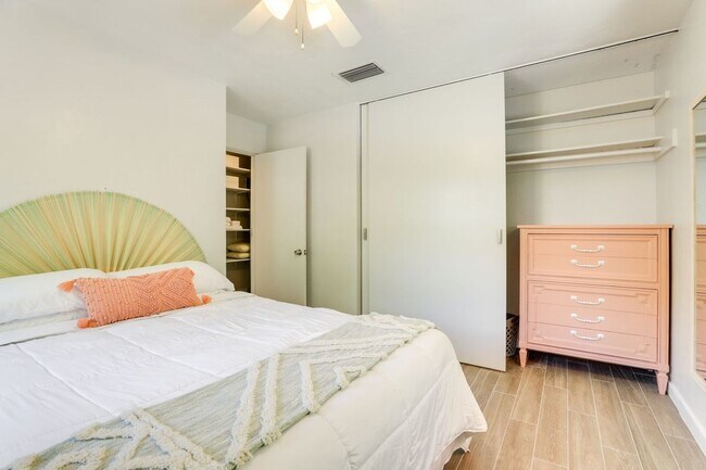 Building Photo - Charming 3/2 Available Now! Furnished or U...