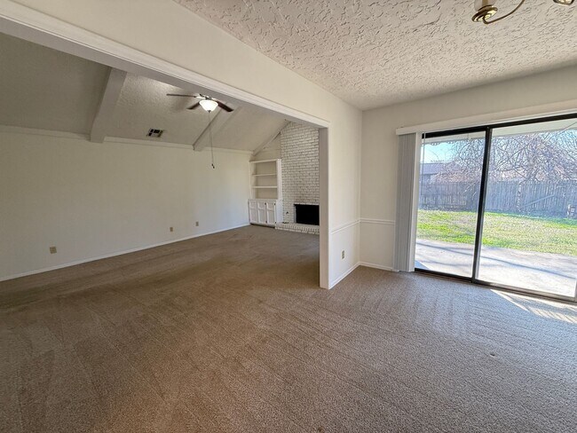 Building Photo - 2 bed 2 bath Duplex in with Large Living Room.