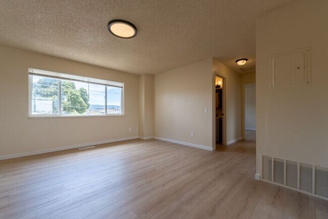 Building Photo - Newly Remodeled 2 bedroom 1 bathroom Seaside Apartment!