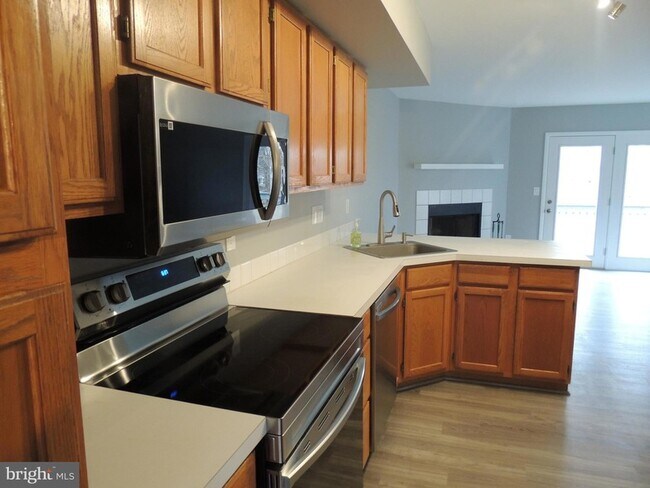 Building Photo - 404 Pinebrooke Cir