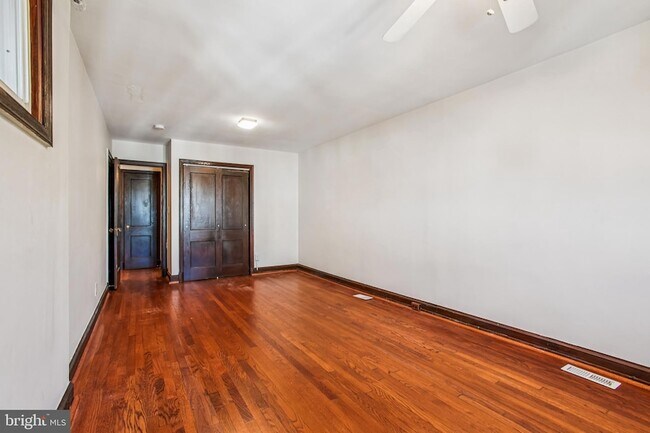 Building Photo - 1618 D St NE