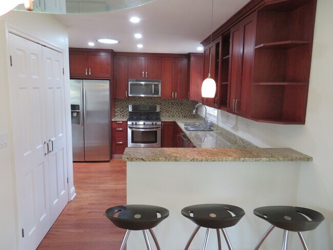 Building Photo - 932 Brantwood Ave