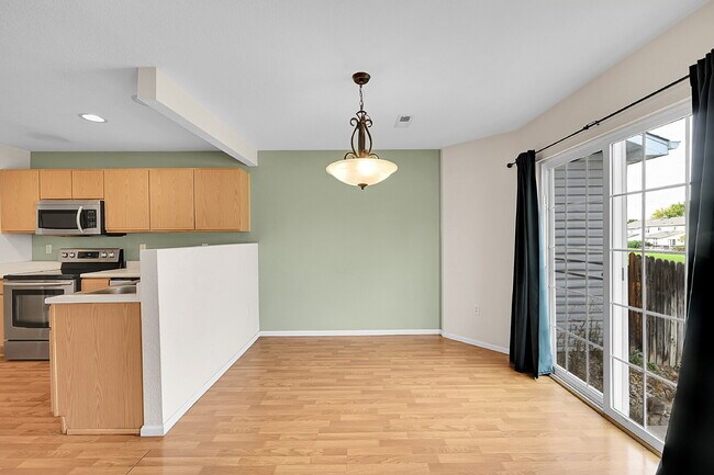 Building Photo - $2,550 - 3 Bed, 2 Bath End Unit Townhome w...