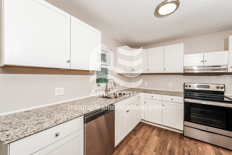 Building Photo - 820 Vanderbilt St