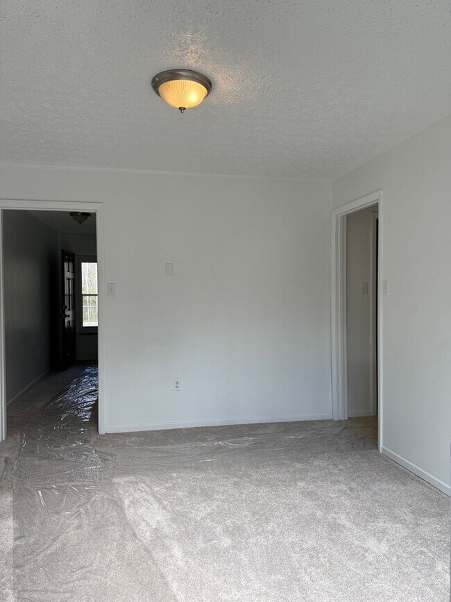 Building Photo - 3-bedroom, 2-bath brick ranch in Black Mountain