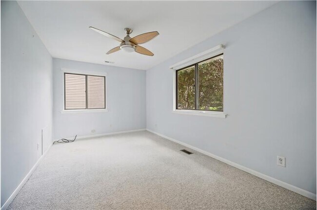 Building Photo - 1044 Commodore Dr