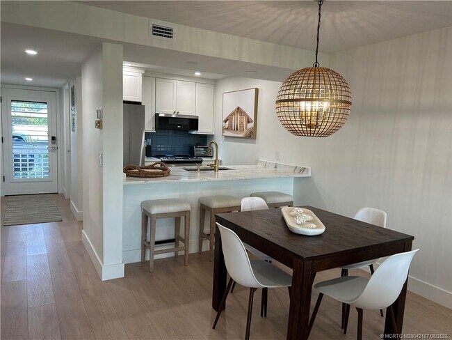 Primary Photo - 484 NE Plantation Rd