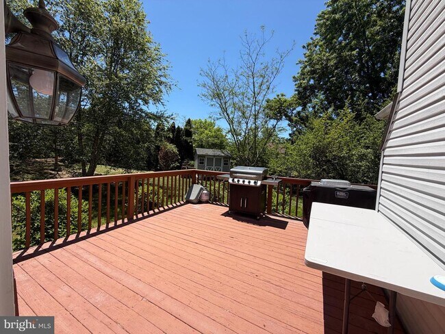 Building Photo - 407 Tamarack Cir