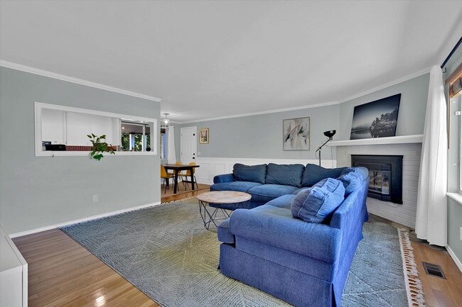 Building Photo - 7/1 Kent East Hill 4 bedroom rambler with ...
