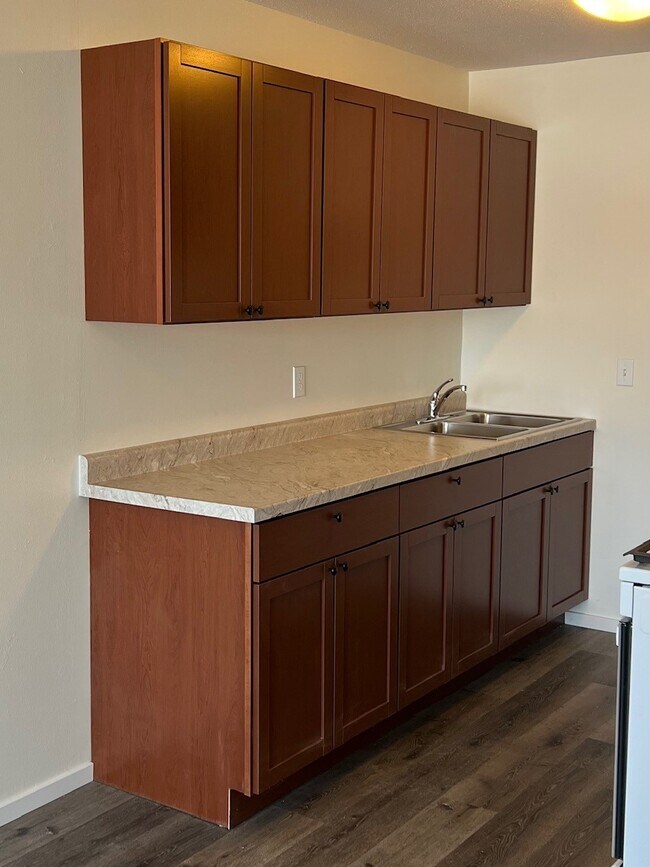 Kitchen - New Countertops - Trailside Apartments
