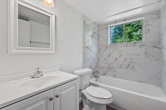 Building Photo - Newly Renovated 2/1 Apartment in East Austin