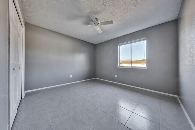 Building Photo - House For Rent