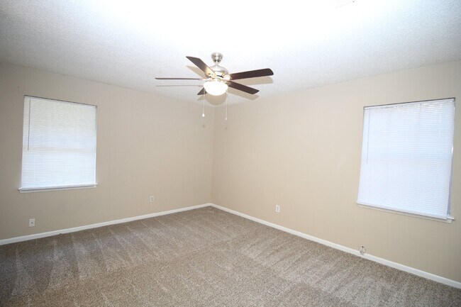 Building Photo - 3 bed 2 bath home with 2 car garage and Fl...