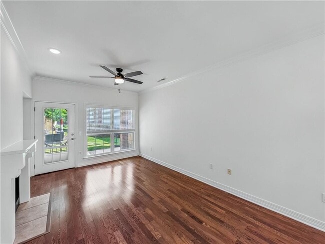 Building Photo - 904 Dixson St