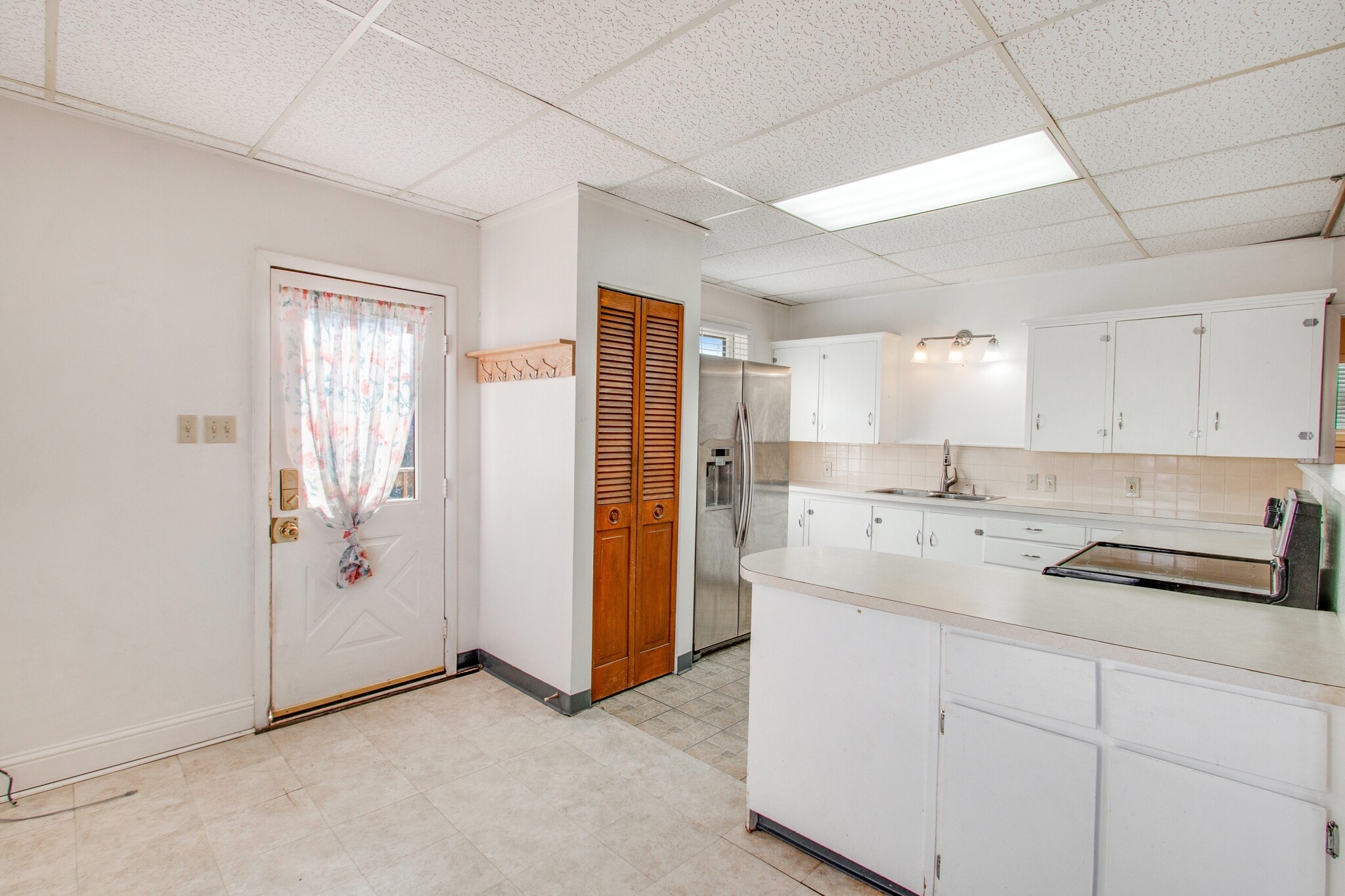 Large kitchen with new appliances - 3529 Vernon Drive