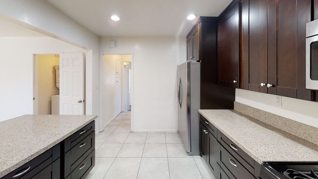 Building Photo - 7BD/3BA, Big Driveway!! (Lease out, pendin...