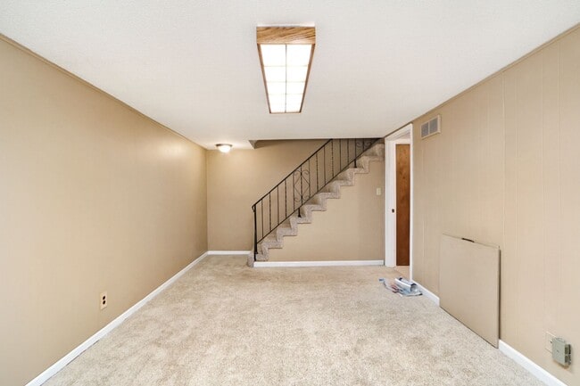 Building Photo - 340 Twykingham Pl