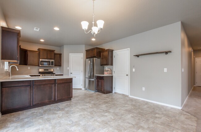 Building Photo - Beautiful 4 Bedroom 2.5 Bath River Run Home