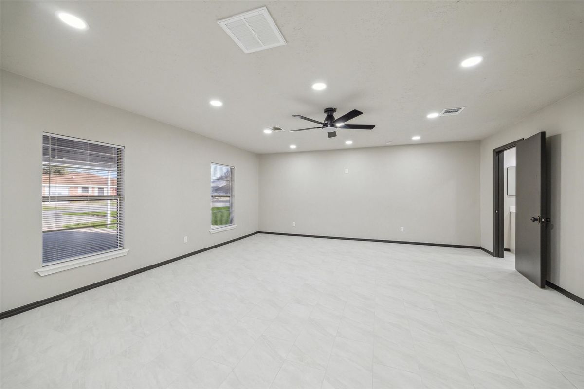 Building Photo - 412 Lyndale Dr