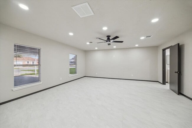Building Photo - 412 Lyndale Dr