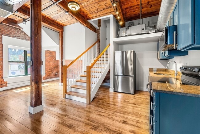 Building Photo - 49 Munroe St