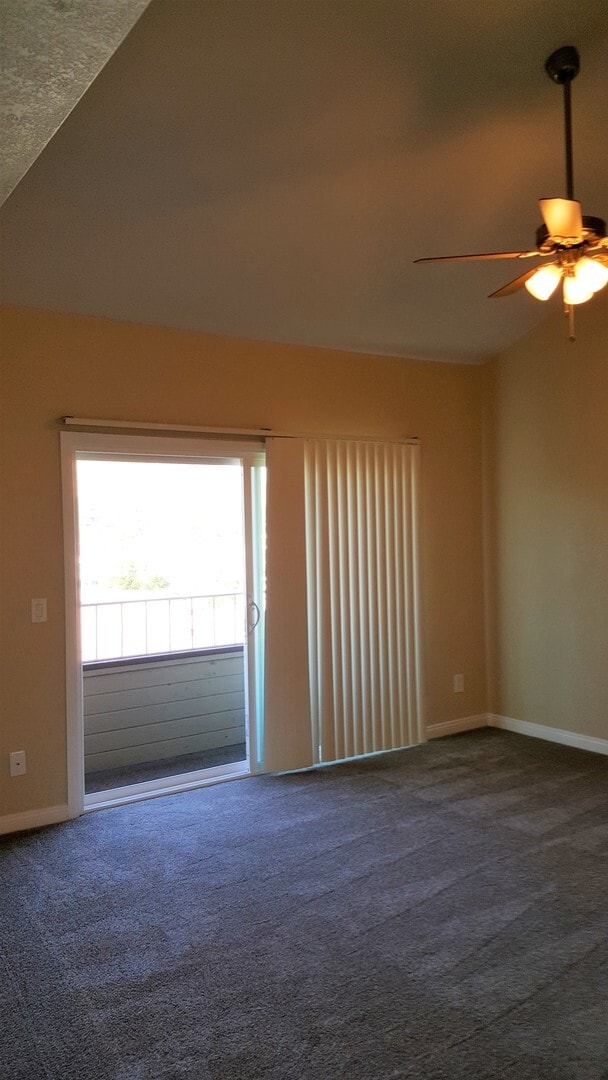 Building Photo - 2 Bed/1.5 Bath Townhouse