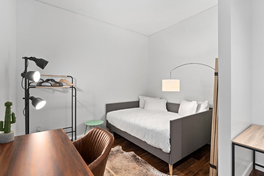 Guest Room - 922 NW 11th Ave