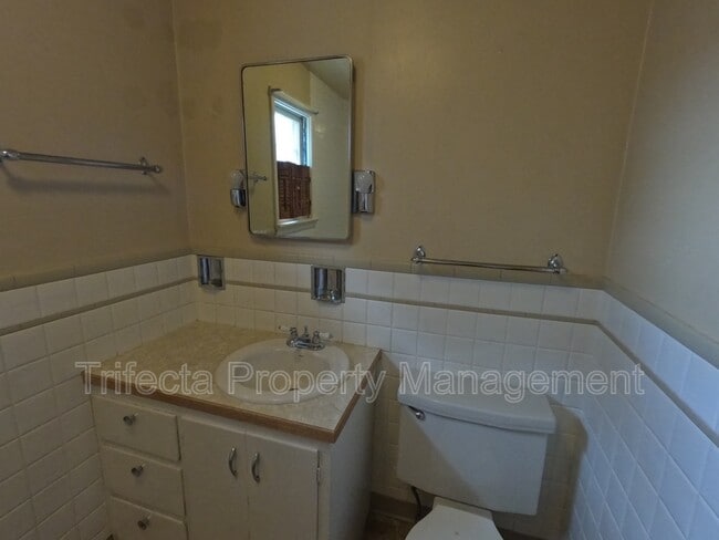 Building Photo - 622 Miller Dr