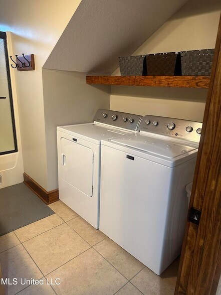 Building Photo - 10325 Clearwater Rd