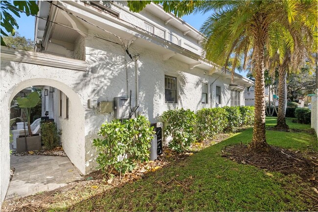 Building Photo - 2943 W Bayshore Ct