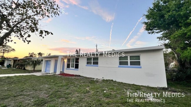 Building Photo - Available NOW! Charming Fully Renovated Ho...