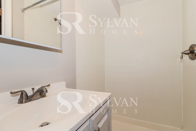 Building Photo - Lovely move-in ready 4-bedroom, 2-bath tow...