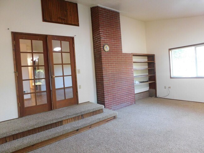 Building Photo - Spacious 3/Bedroom-1-1/2Bathroom Home In F...