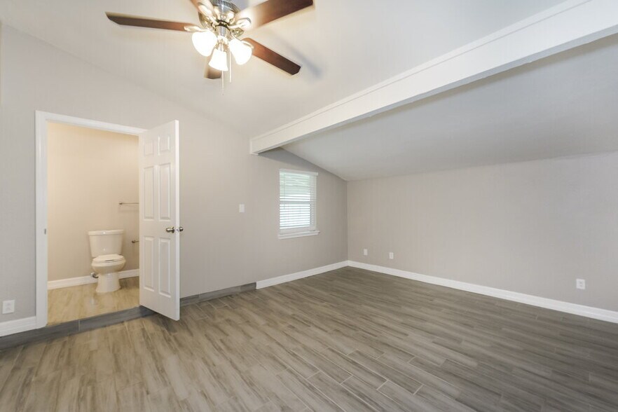 Building Photo - 15411 La Loma Dr