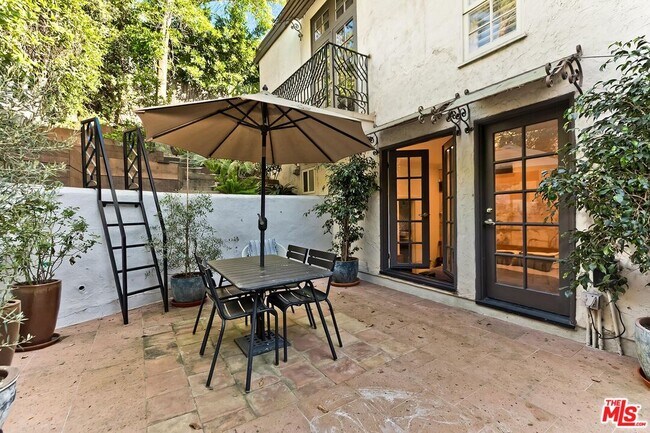 Building Photo - 2806 Nichols Canyon Rd