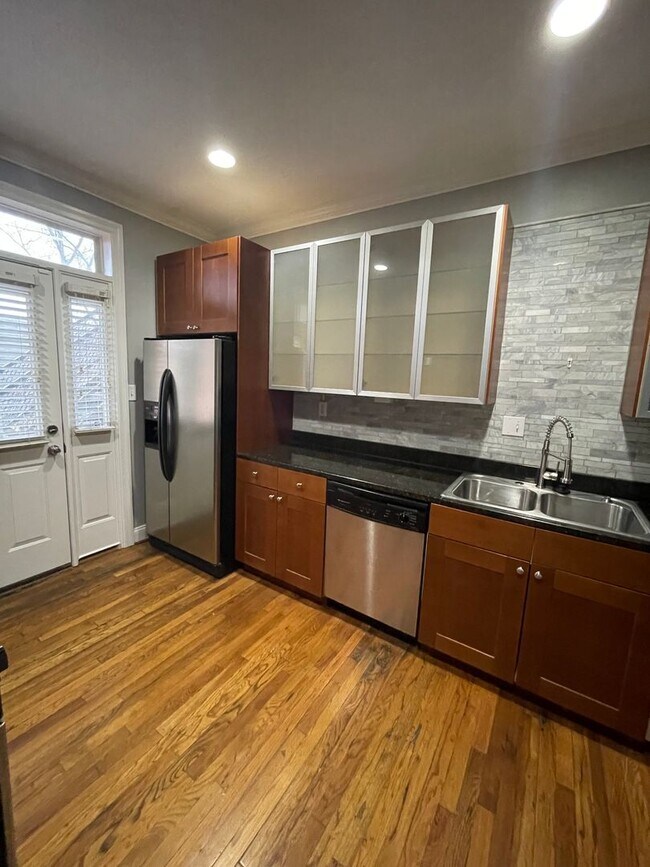 Building Photo - $1750 - Spacious & Updated 2B/2B Main Floo...