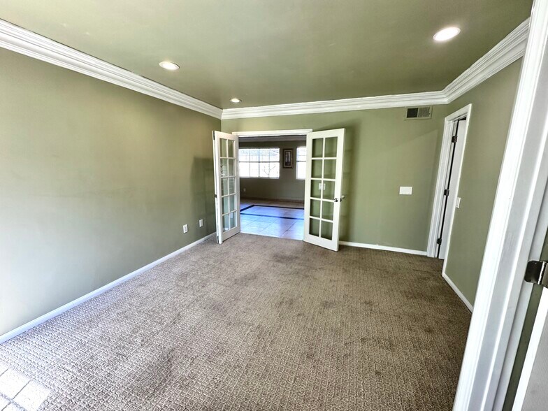 Building Photo - 6563 Park Ridge Blvd