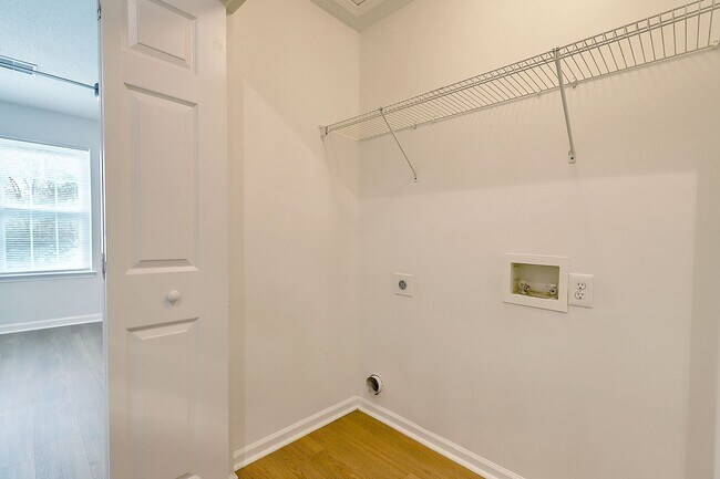 Building Photo - 8047 Shadow Oak Dr
