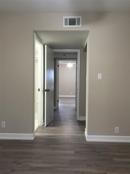 Building Photo - 1100 Crystal Lake Dr