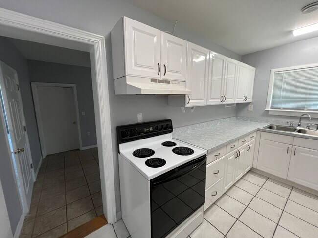 Building Photo - Beautiful 2 Bed/2 Bath Home in Ocala!! BOUNUS ROOM Included! Lawn care INCLUDED!