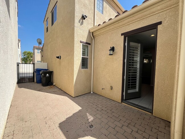 Building Photo - Gated Porter Ranch home w/all appliances +...