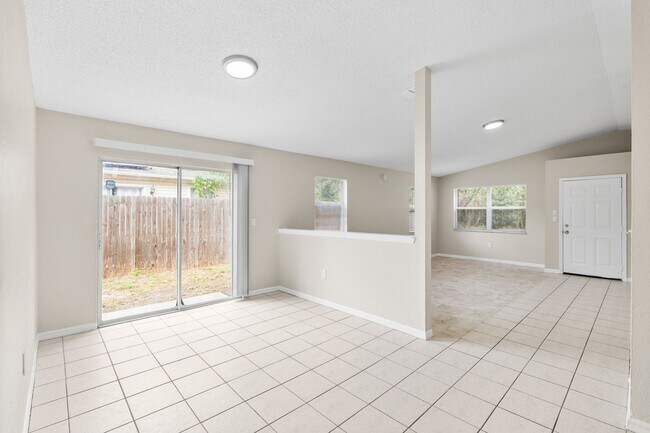 Building Photo - Cute 3/2 home with garage