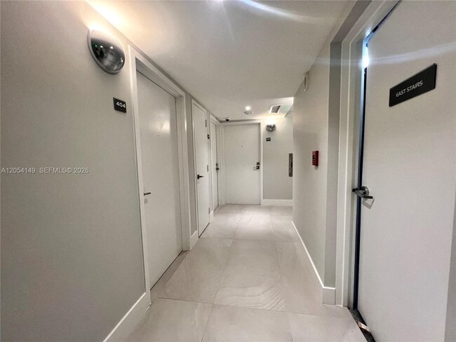 Building Photo - 2457 Collins Ave