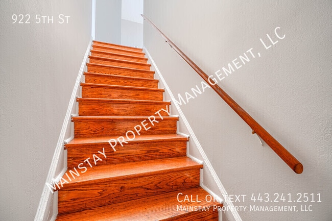 Building Photo - 922 5th St