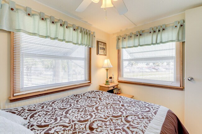 Building Photo - 670 N Green Cir