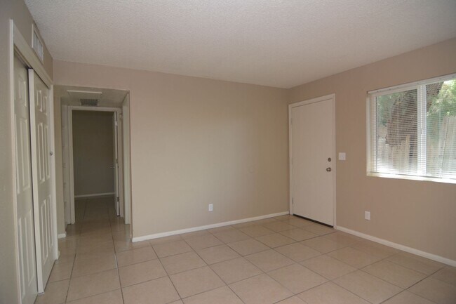 Building Photo - 2 Bedroom 1 Bath Apartment! Close to the UofA and Downtown!